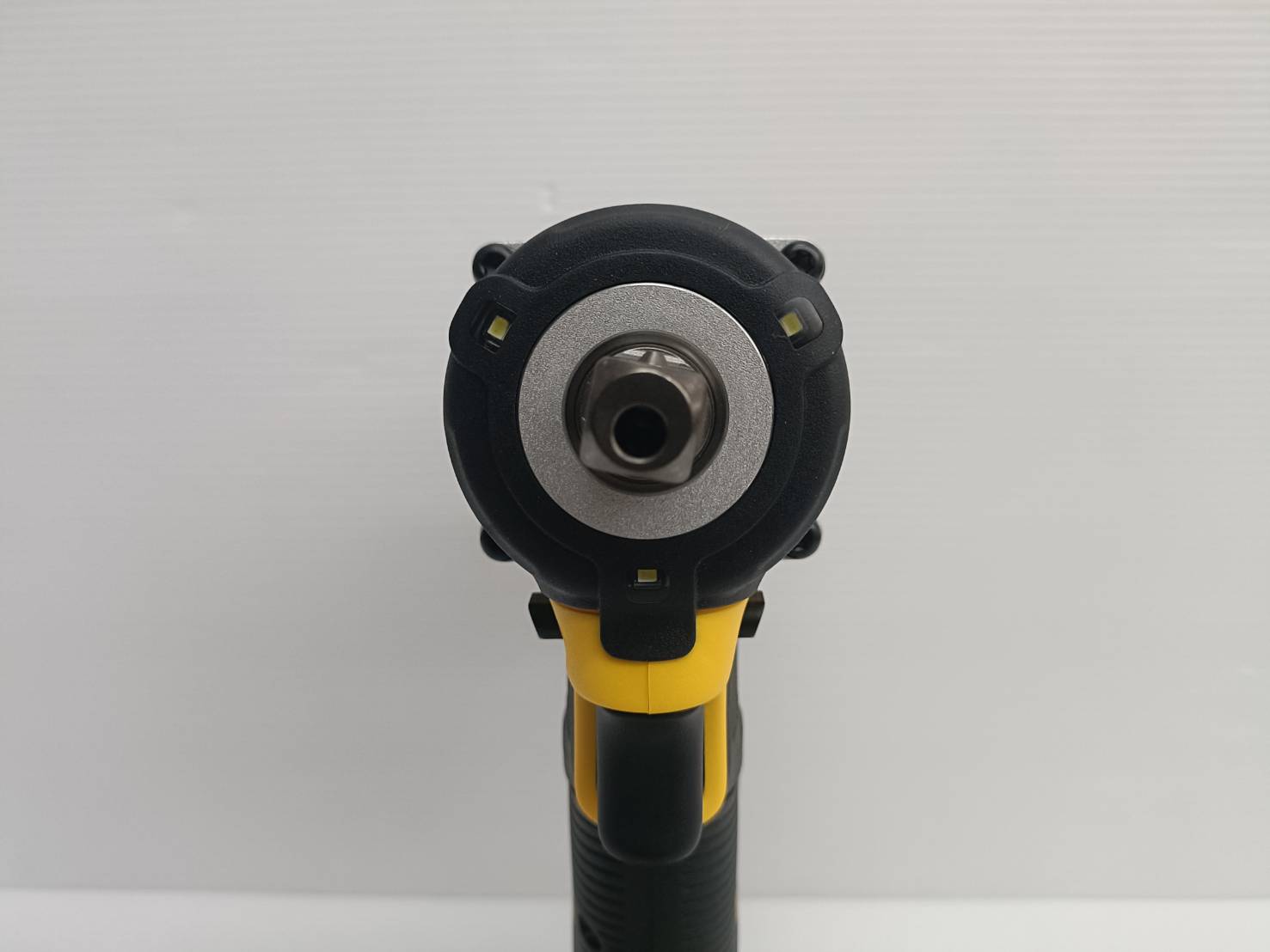 DEWALT บล็อกกระแทกไร้สาย 4 หุน 20V DCF922N-B1