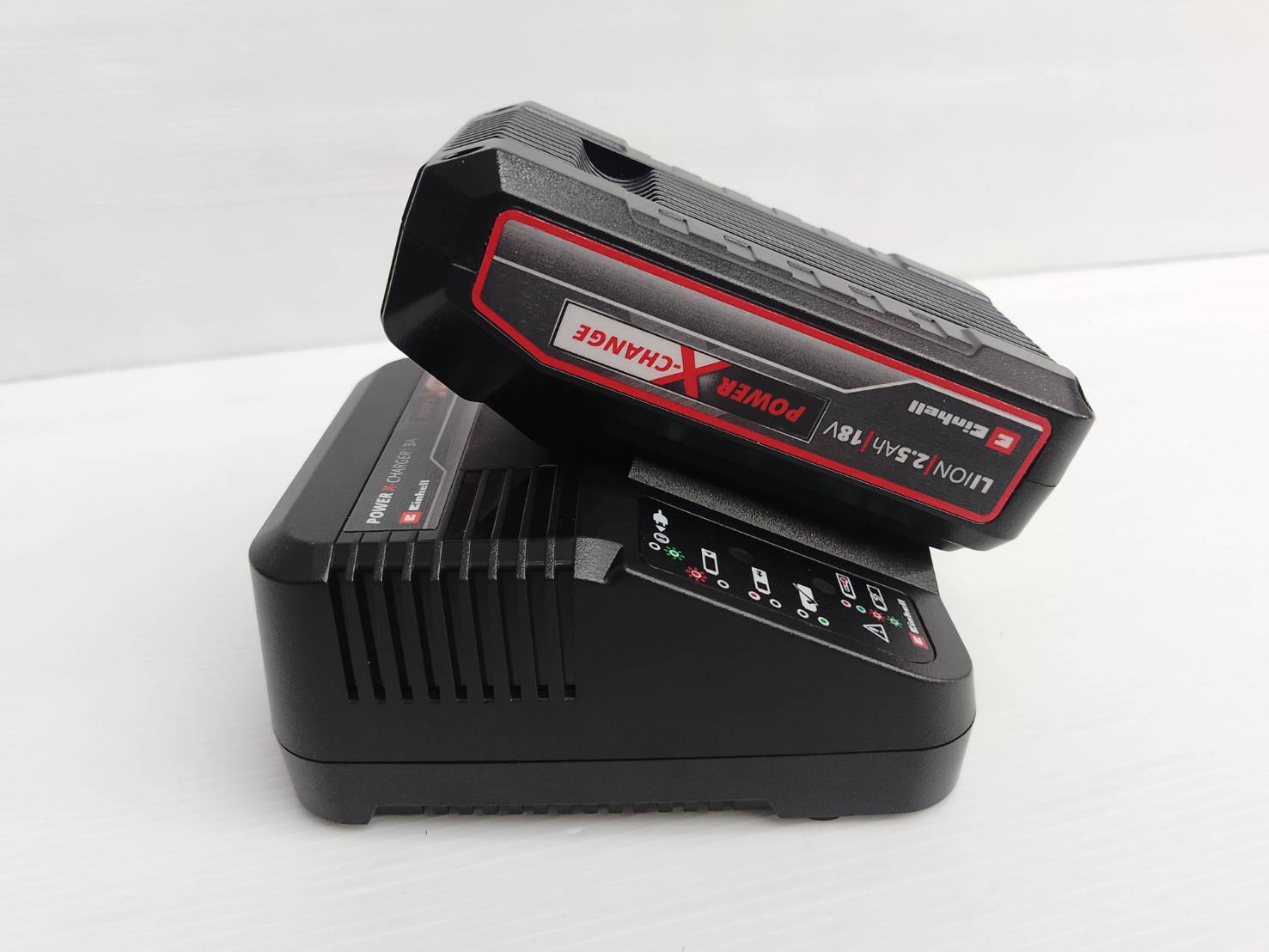 EINHELL ชุดแบตเตอรี่พร้อมเครื่องชาร์จ 2.5 Ah Power X-Change Starter Kit (A4511620)