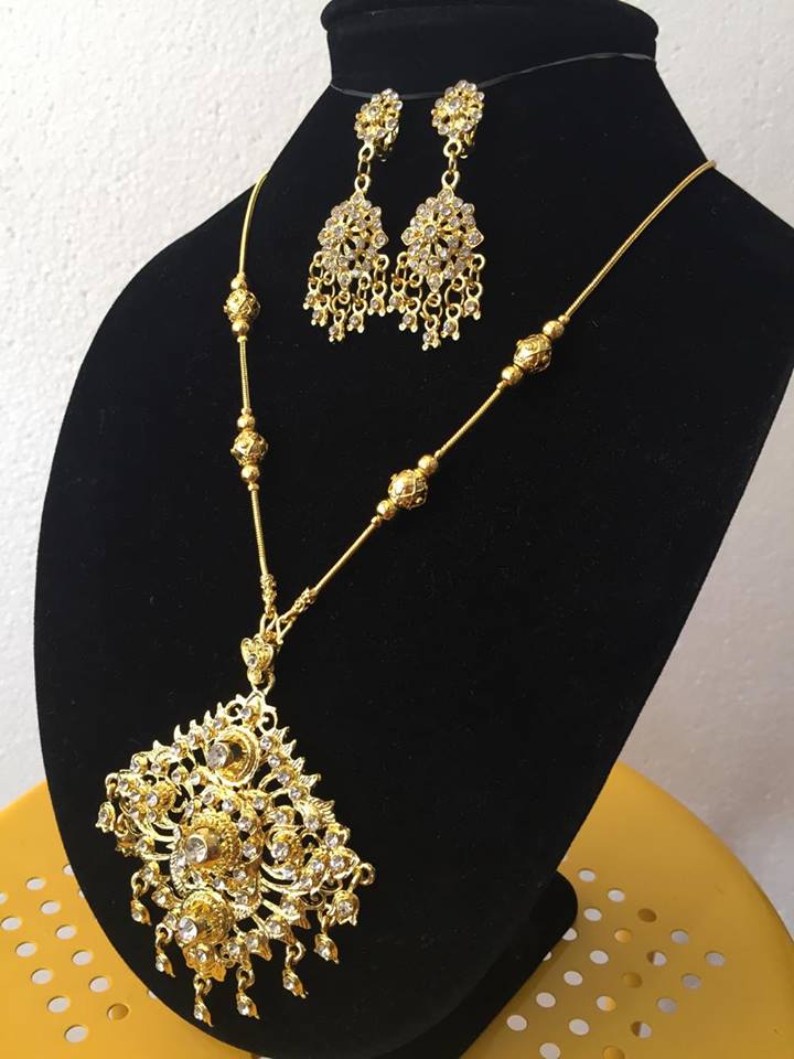 (พร้อมส่ง) เครื่องประดับไทยสร้อยคอ+ต่างหู 021 (มีตำหนิรอยดำที่สร้อย)