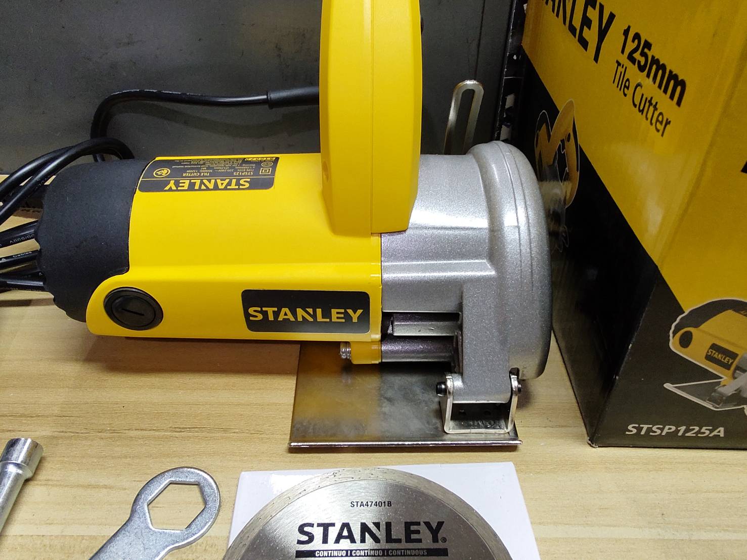 เครื่องตัดกระเบื้อง 4 นิ้ว รุ่น STSP125 (1320วัตต์) STANLEY