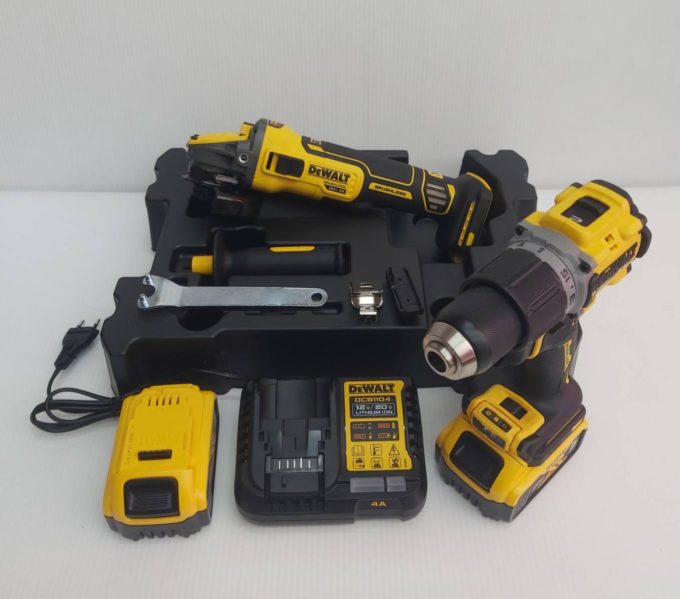 คอมโบ้ชุดสว่านไร้สาย20V (DCD805+DCG409) DCK2216P2T DEWALT