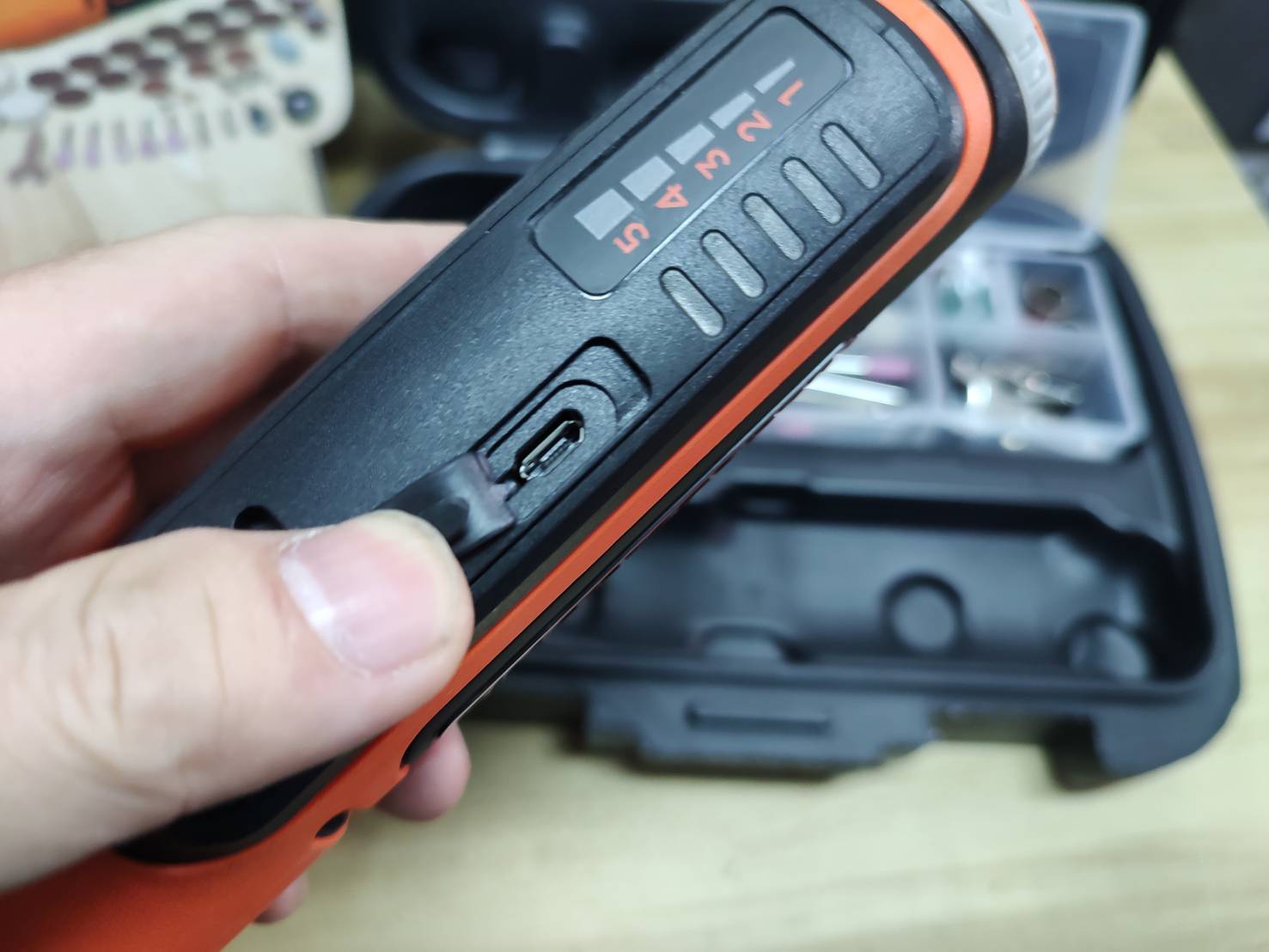 เจียรอเนกประสงค์8V พร้อมอุปกรณ์35ชิ้น BCRT8K35-B1 BLACK&DECKER