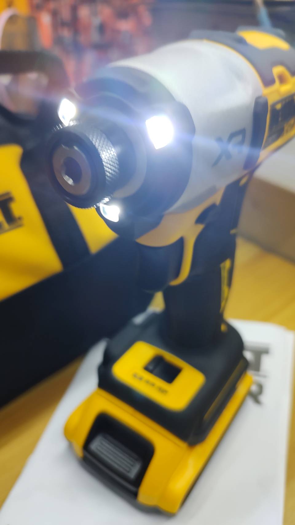 DEWALT รุ่น DCF845D1A-B1 ไขควงกระแทก XR 20V Max พร้อมแบตเตอรี่ 2.0AH