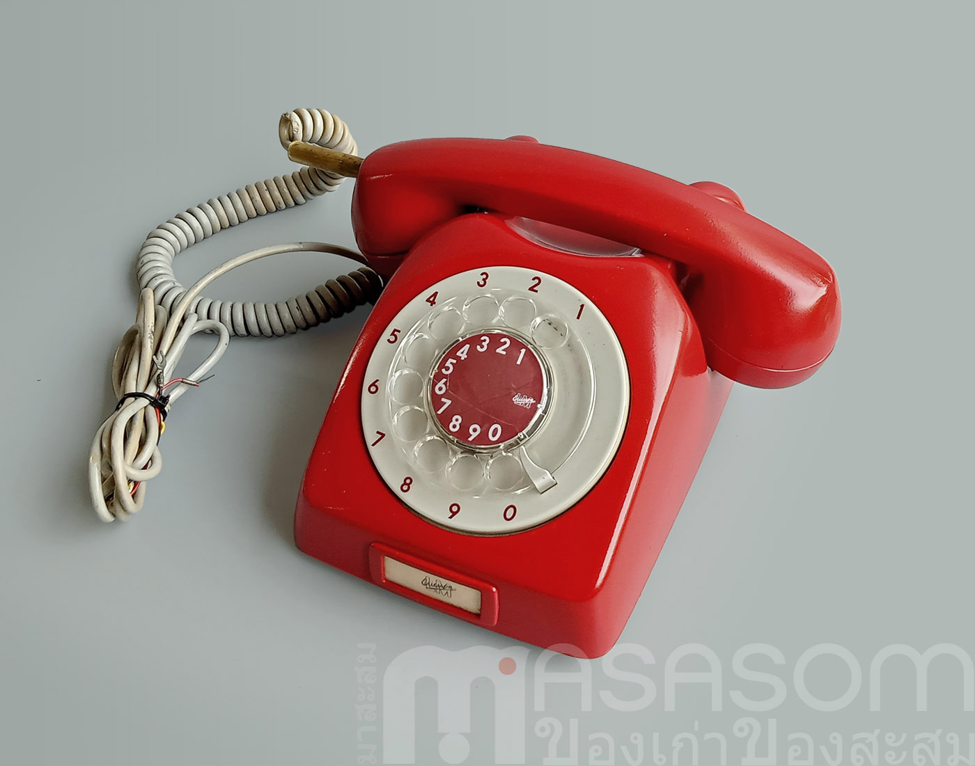 โทรศัพท์แป้นหมุนเก่าสีแดง Ericsson