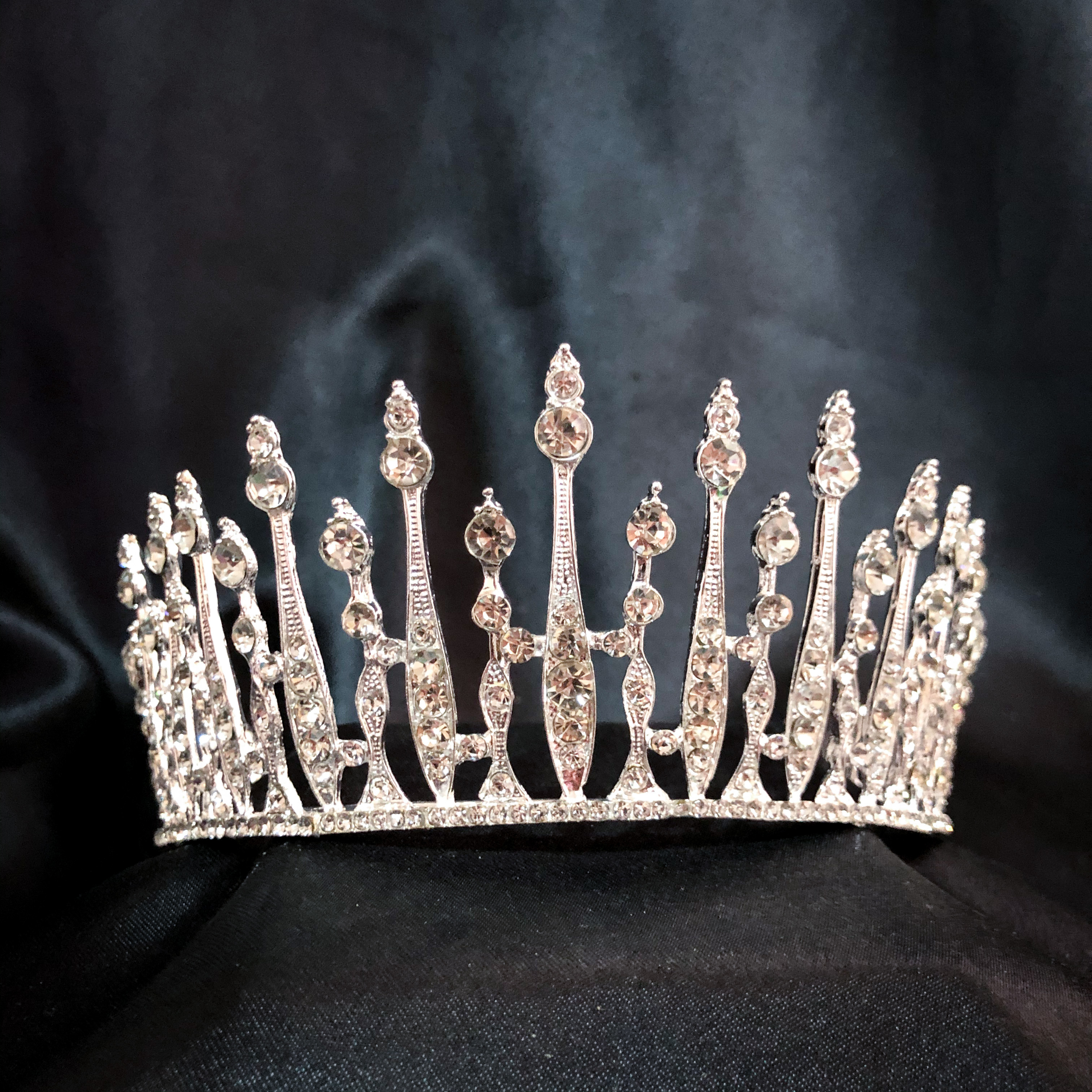 (พร้อมส่ง) มงกุฏ 072 มงกุฎนางงาม มงกุฎประกวด สีเงิน เพชรวาว งานสวย งานละเอียด