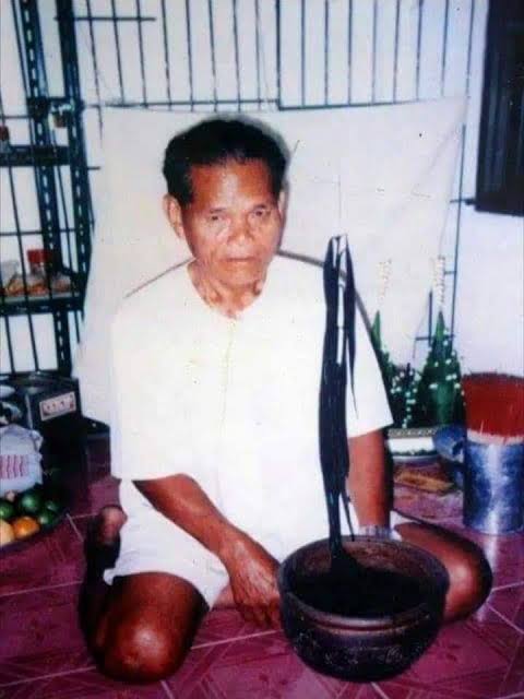 พระผงว่านไพรดำ ปู่สัมฤทธิ์ สีขวา ทำมาจากผงว่านไพรดำของแท้ ต้นตำหรับหนึ่งเดียว