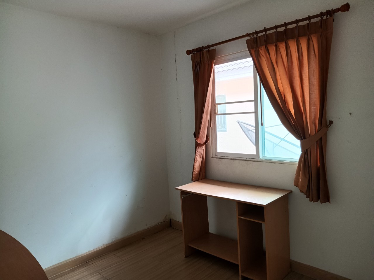 H1179 ขายทาวน์เฮ้าส์ หมู่บ้านพฤกษาวิลล์ 36 สรงประภา-ดอนเมือง 17.5 ตร.วา ตำบลหลักหก อำเภอเมือง ปทุมธานี ต่อเติมหน้าหลัง อยู่ต้นโครงการ