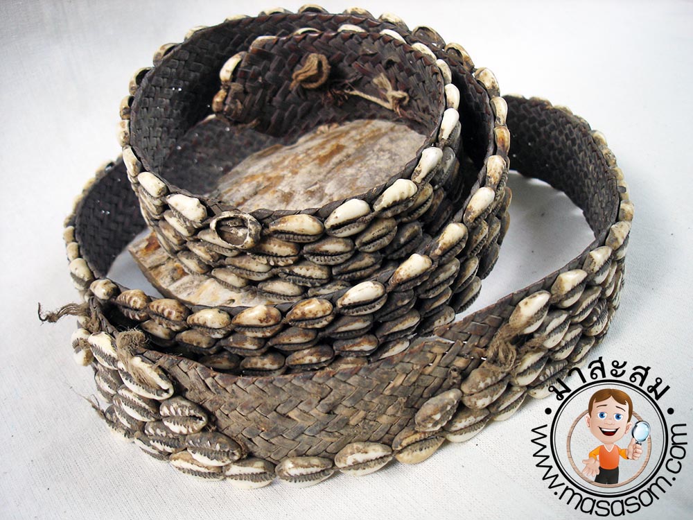 เข็มขัดแต่งเปลือกหอยเก่า