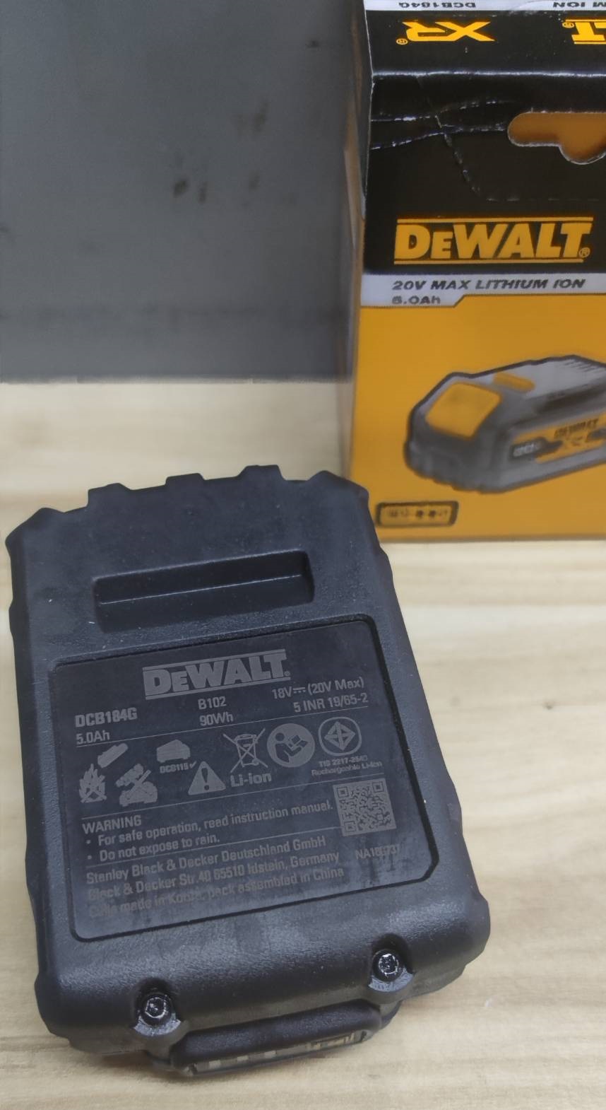 แบตเตอรี่ 20V / 5.0Ah DCB184G DEWALT (ยางกันกระแทก)