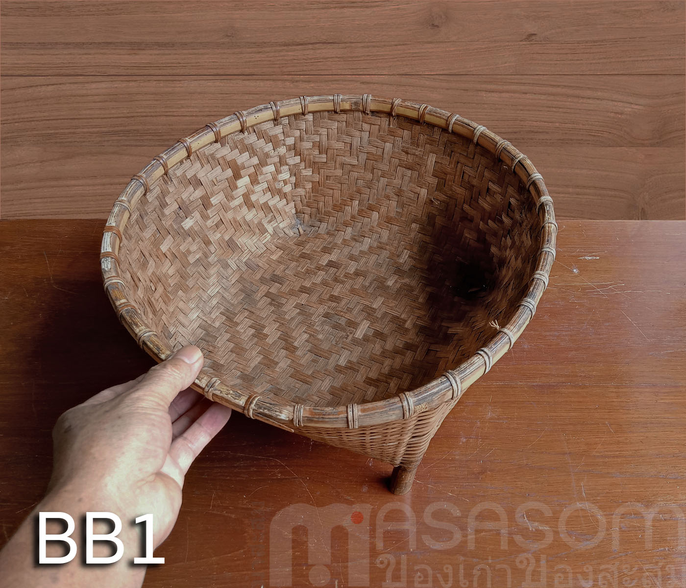 ตะกร้าไม้ไผ่สานมีขา