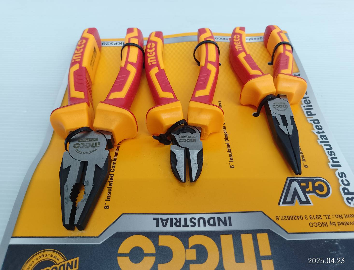 INGCO ชุดคีม VDE หุ้มฉนวนกันไฟฟ้า 3 ชิ้น รุ่น HIKPS28318