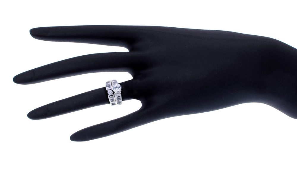 แหวนเพชรคู่ ประดับเพชรCZ บางคนอาจจะคิดว่าแหวนเพชรนั้นเหมาะสำหรับการใส่วงเดียวเท่านั้น แต่ว่าเราสามารถนำแหวนเพชรมาสแตคใส่ซ้อนใส่คู่กันก็ทำให้ดูเก๋ยิ่งขึ้นค่ะ เพื่อให้เราไม่เอาท์ และไม่ให้เป็นการตกเทรนด์