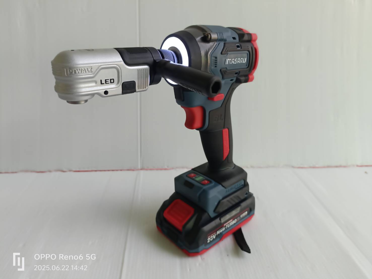 DEWALT DWALRAFT ก้านต่อไขควงมุมฉาก 90 องศา มีไฟLED ชาร์จ TYPE-C