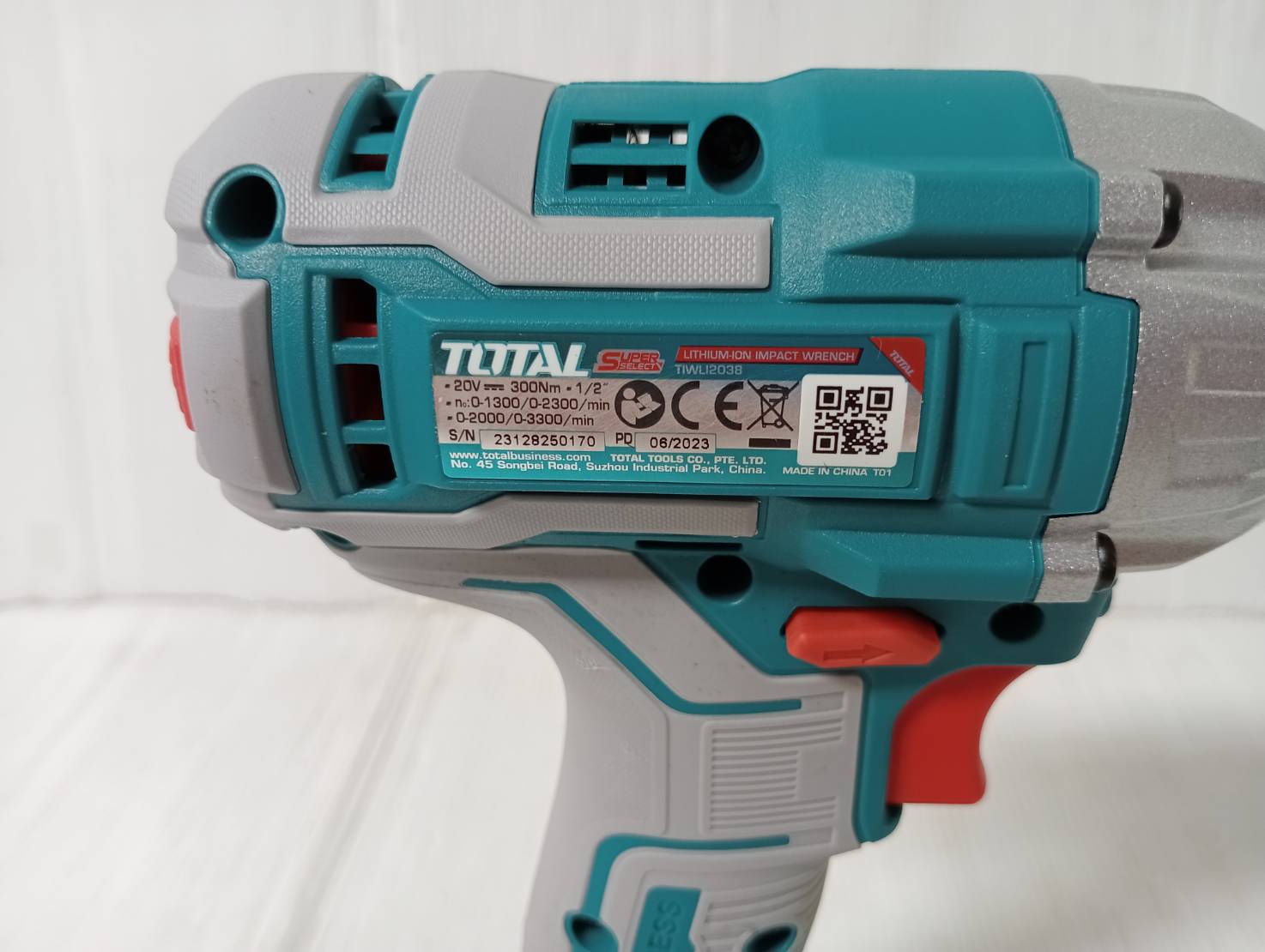 Total เครื่องยิงลูกบ๊อกซ์ + ด้ามฟรี ไร้สาย 20 โวลท์ + ชุดลูกบ๊อกซ์ (แบตเตอรี่ 2 ก้อน + แท่นชาร์จ)รุ่น TOSLI23043