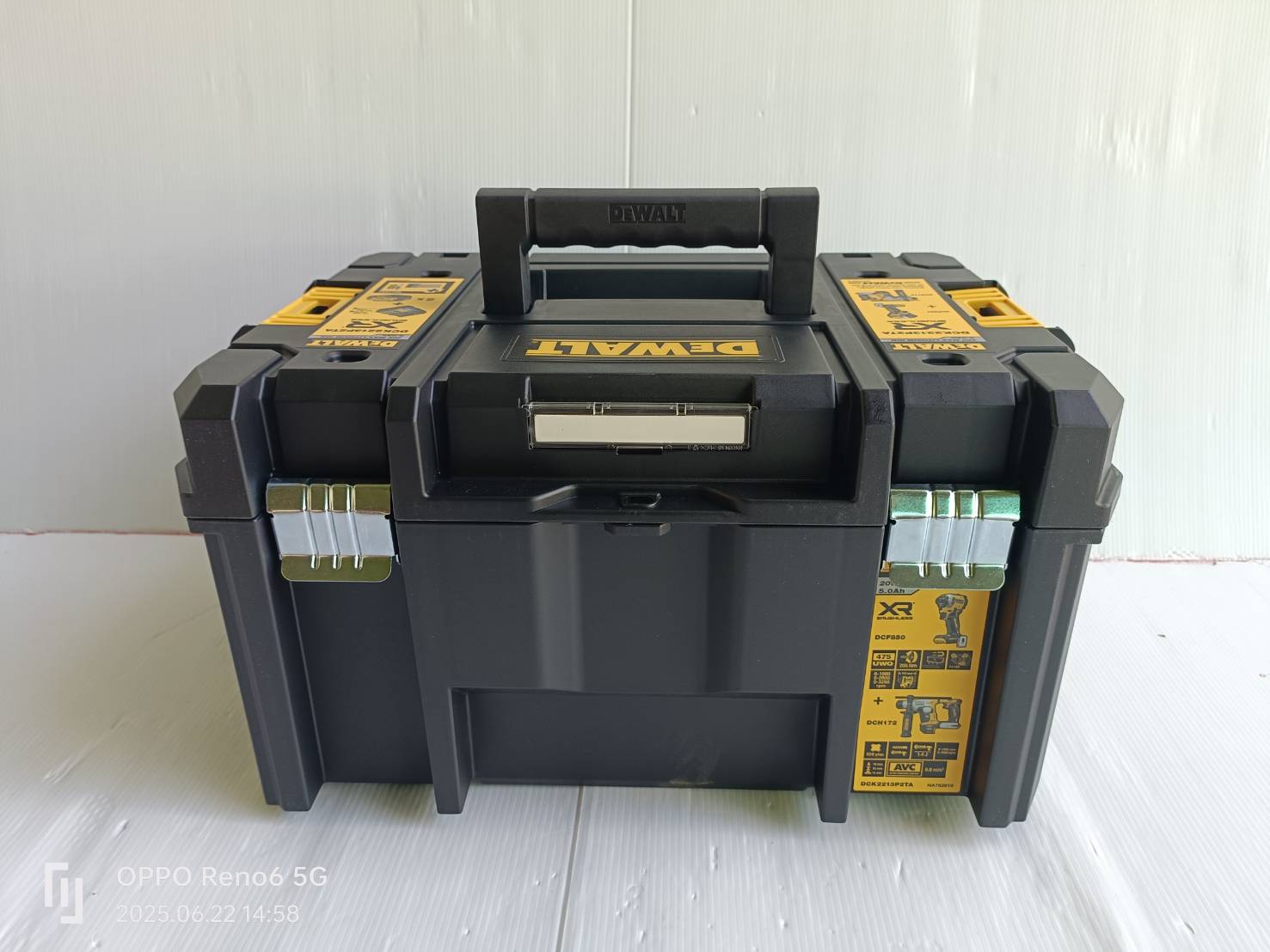 DEWALT รุ่น DCK2213P2TA-B1 ชุดคอมโบ้ไขควงกระแทกและสว่านโรตารี่ไร้สาย