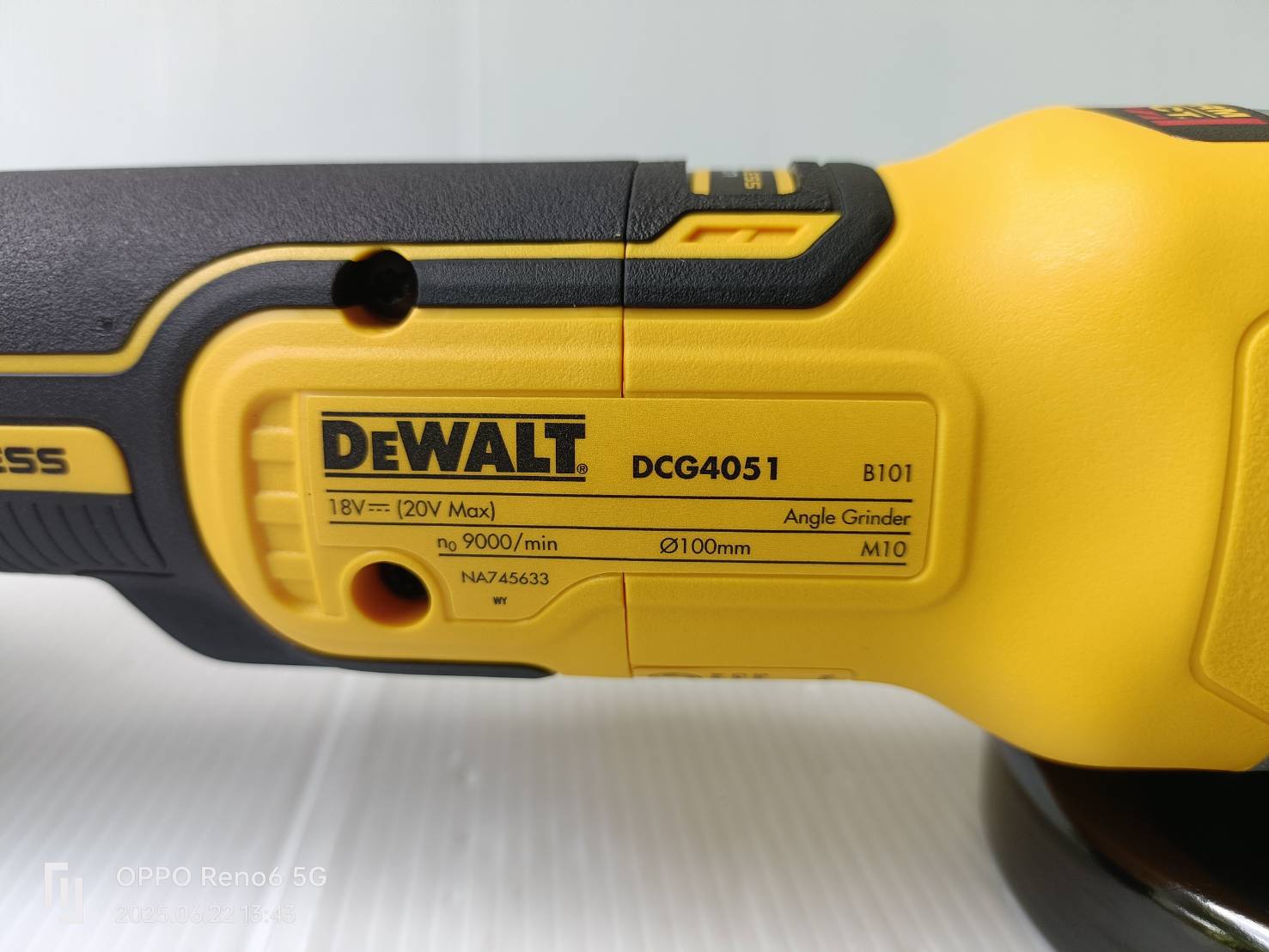 DEWALT รุ่น DCK2026P2T-B1ชุดคอมโบ้สว่านกระแทกและเครื่องเจียรไร้สาย