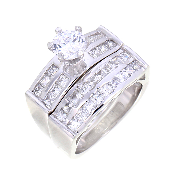 แหวนคู่ ประดับเพชรCZ แหวนชูเพชรเม็ดโตๆคู่กับแหวนแถว จะสวมใส่แค่วงเดียวให้เป็นสไตล์เรียบๆ หรือจะใส่แบบสแตคซ้อน 2 เพื่อให้ไม่เอาท์ และไม่ให้เป็นการตกเทรนด์ก็ได้ค่ะ