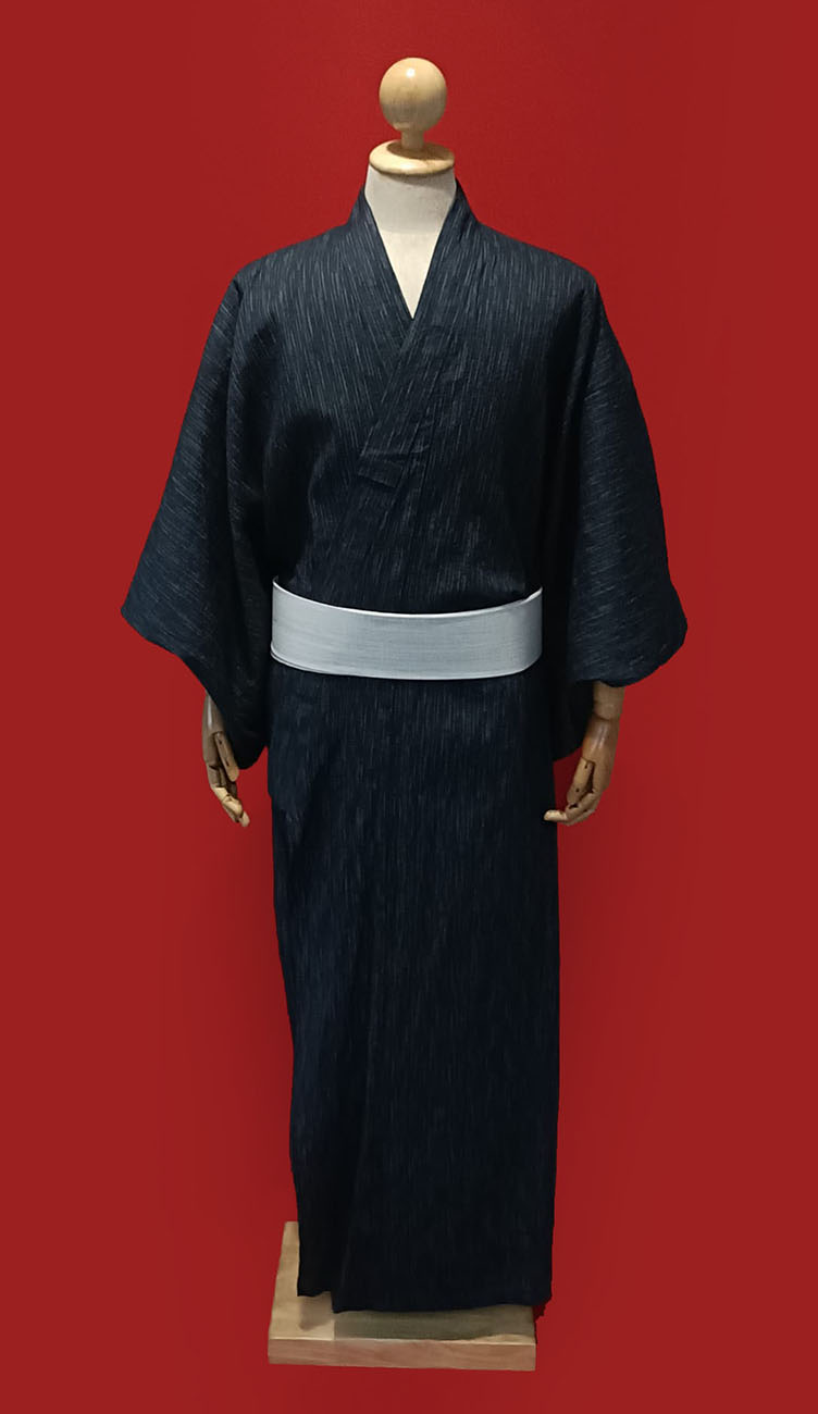 ยูกาตะชายสีกรมดำ