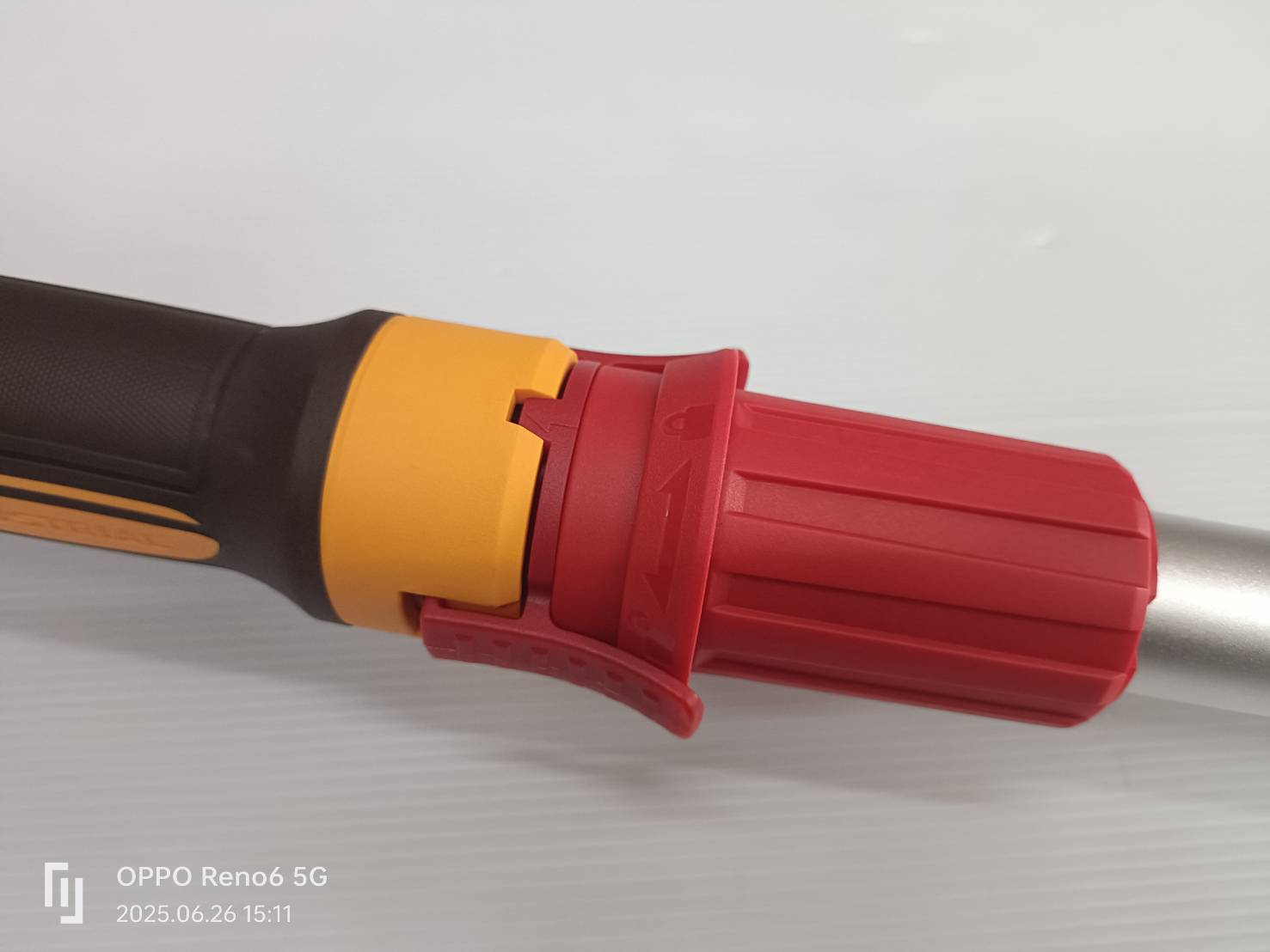 INGCO DWS105016 เครื่องขัดผนัง ด้ามยาว 1050W