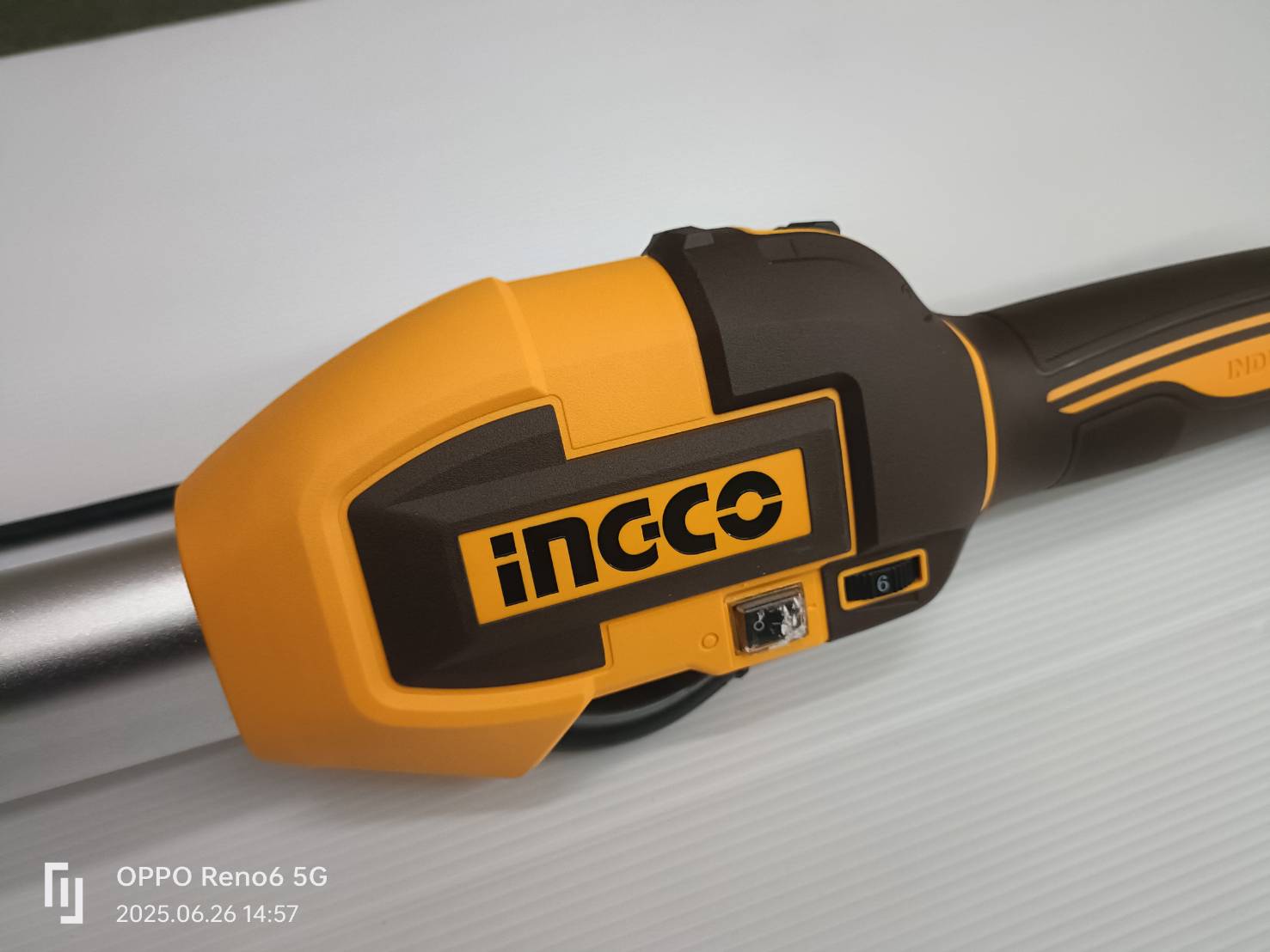 INGCO DWS105016 เครื่องขัดผนัง ด้ามยาว 1050W