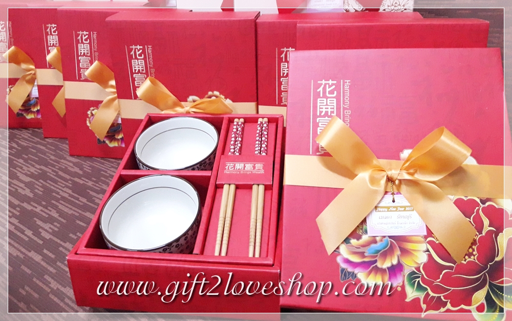 ชุดชามตะเกียบรับไหว้ กล่องแดงลายดอกโบตั๋น