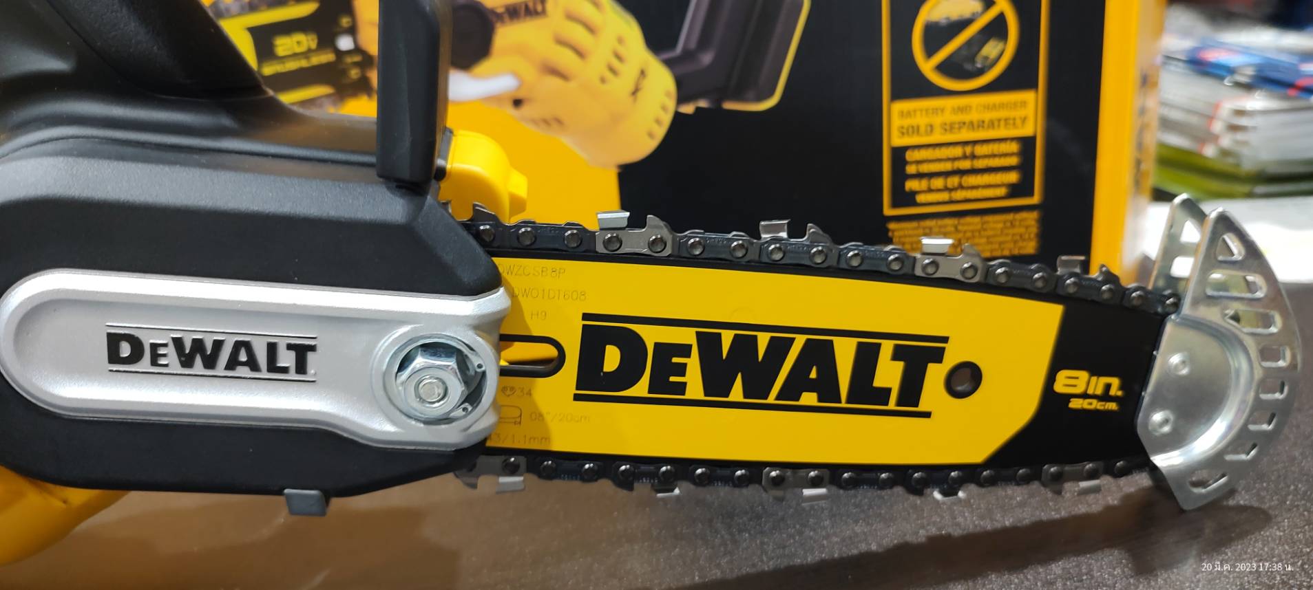 DEWALT เลื่อยโซ่มือเดียวไร้สาย 20V Max บาร์ 8 นิ้ว เฉพาะตัวเครื่อง มอเตอร์ไร้แปรงถ่าน รุ่น DCCS623B