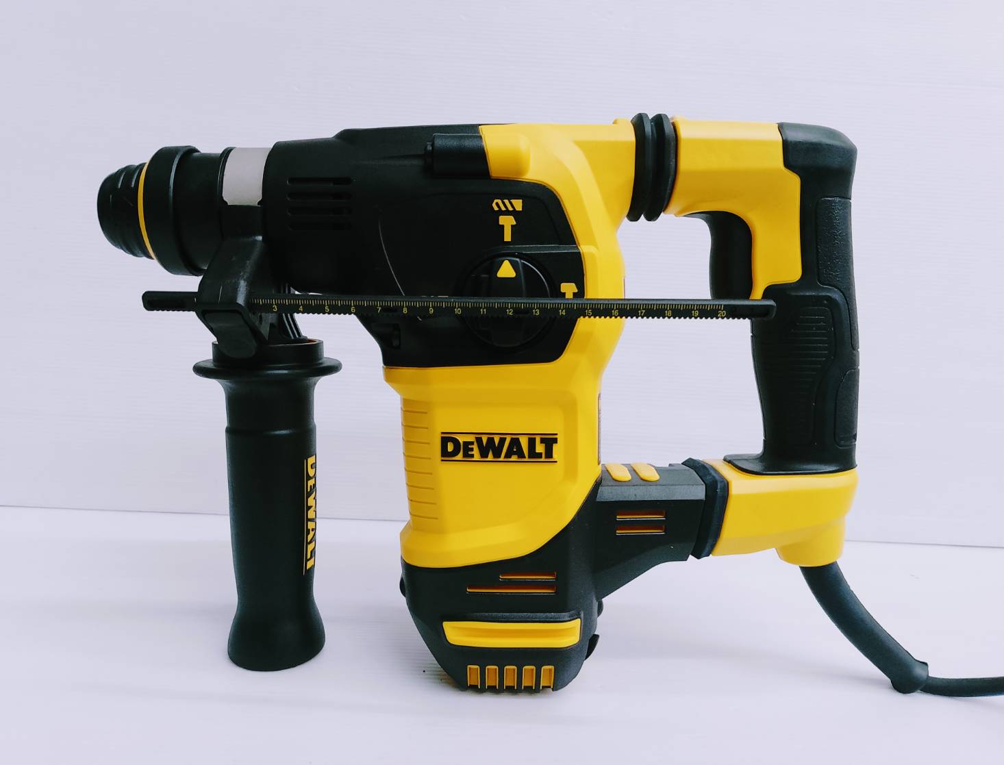 DEWALT รุ่น D25333K-B1 สว่านโรตารี่ 30mm 3 ระบบ 950W SDS Plus แบบมีสาย