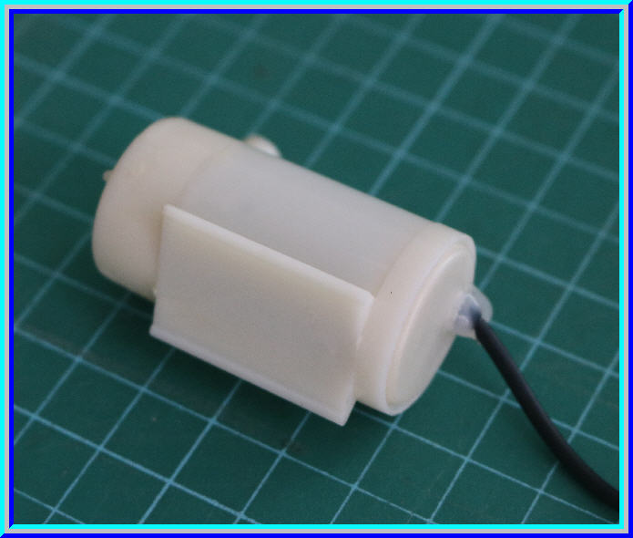 1x ปั๊มน้ำขนาดเล็ก 3-5 Vdc 80-100 L/H สีขาว แนวแกนนอน