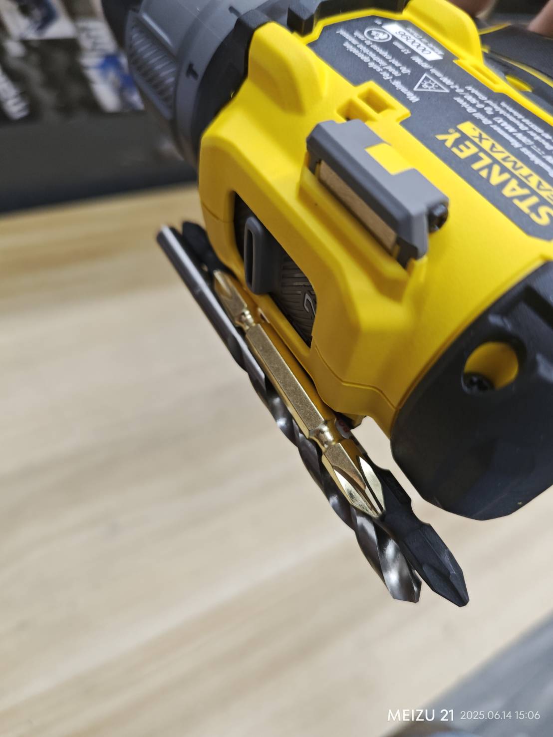 STANLEY สว่านกระแทกไร้สายไร้แปรงถ่านV20 SBD726M1K-B1