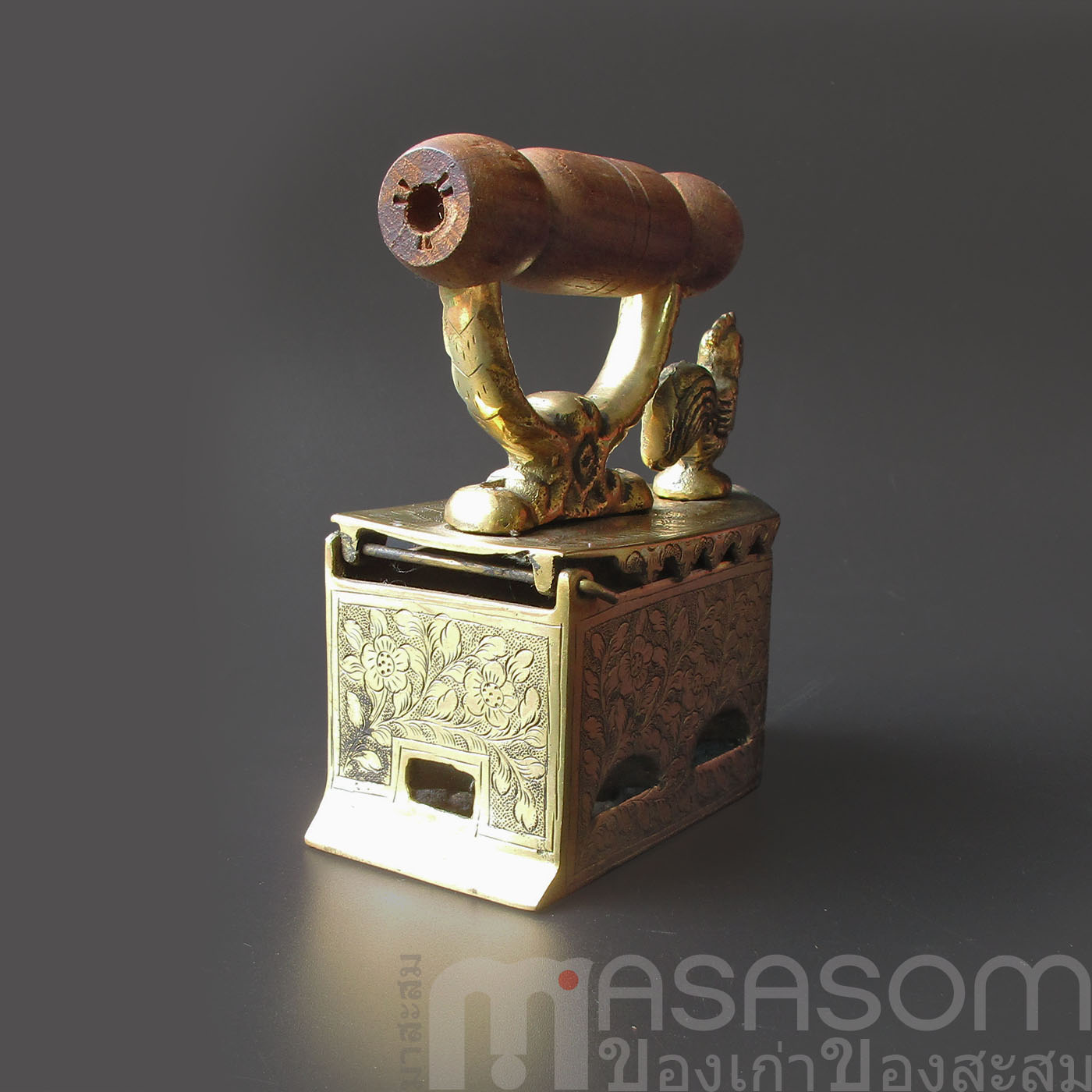 เตารีดทองเหลืองตอกลายขนาดเล็ก