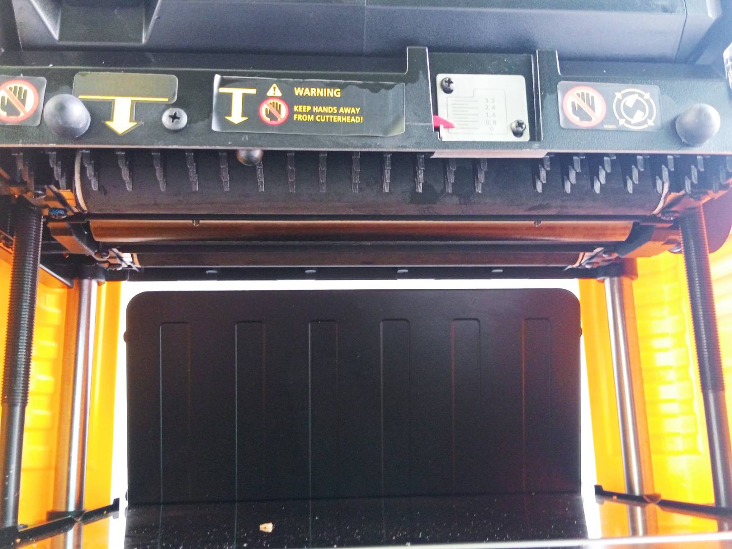 STANLEY เครื่องรีดไม้ไฟฟ้า 12 นิ้ว STP18-B1 (1800 วัตต์) รับประกันศูนย์ 2 ปี