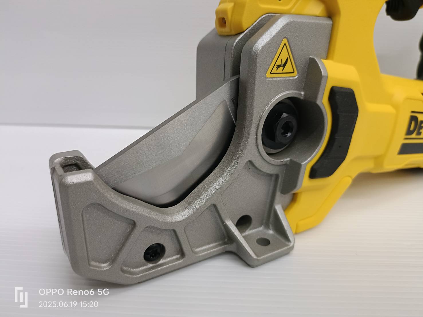 DeWALT เครื่องตัดท่อพลาสติก รุ่น DCE180B 20V MAX (เครื่องเปล่า)