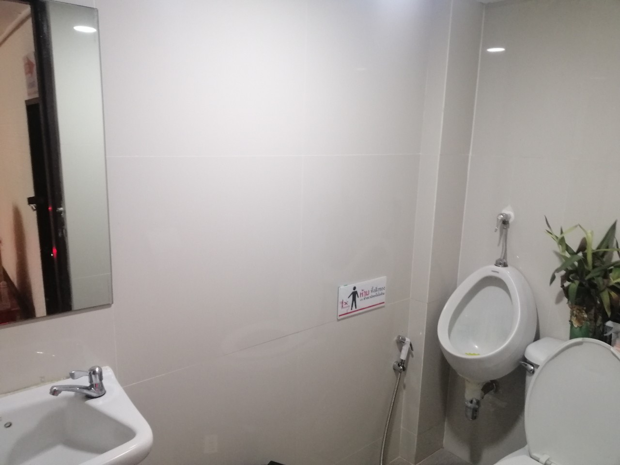 H1144 ให้เช่าอาคารพาณิชย์ 78 ตร.วา 5ชั้น ตกแต่งแล้ว อยู่ถนนบรมราชชนนี ตรงข้ามโลตัสปิ่นเกล้า ใกล้เซ็นทรัลปิ่นเกล้า เหมาะทำคลินิก สถานเสริมความงาม โชว์รูมสินค้า ออฟฟิศ มีที่จอดรถ 7-10คัน