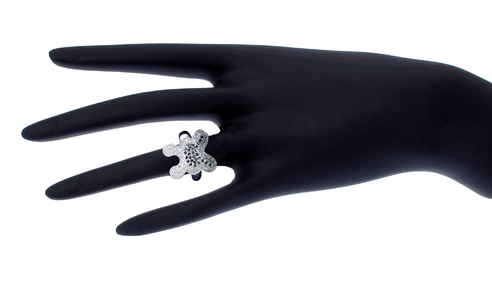 แหวนเงิน ประดับเพชร CZ ดีไซน์เก๋ เรียบหรู ใส่ออกงานสุดหรู มีความพิถีพิถันมีลวดลายที่ชวนหลงใหล เหมาะกับทุกไลฟ์สไตล์ของสาวๆทุกช่วงวัย