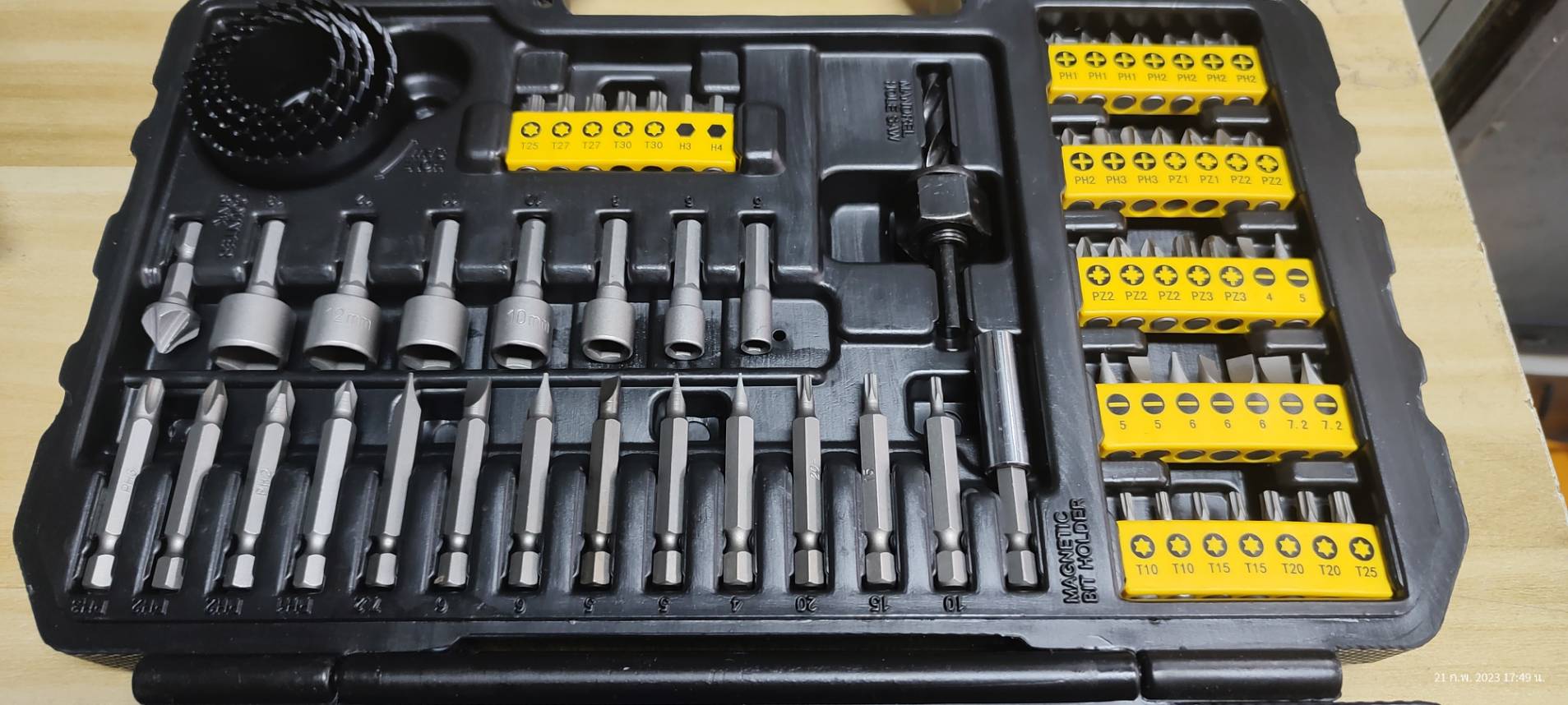 ชุดดอกไขควง ดอกสว่าน 100 ชิ้น STA88548 STANLEY