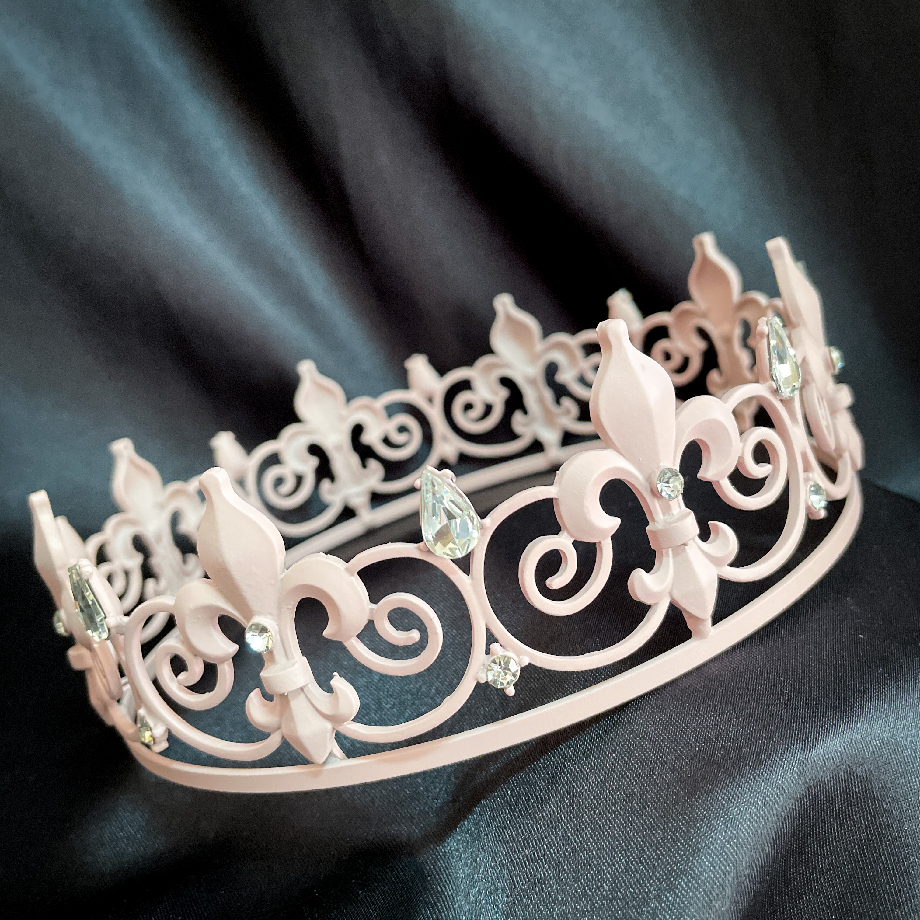 (พร้อมส่ง) มงกุฏผู้ชาย 026 สีชมพู-ขาว มงกุฎผู้ชาย มงกุฎเจ้าชาย งานสวย ปราณีต QCเพชรทุกเม็ด
