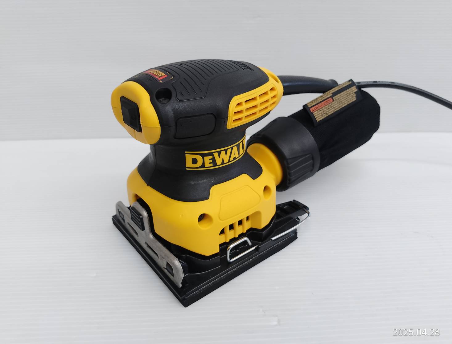 DEWALT เครื่องขัดกระดาษทราย 1/4 (230W) DWE6411-B1