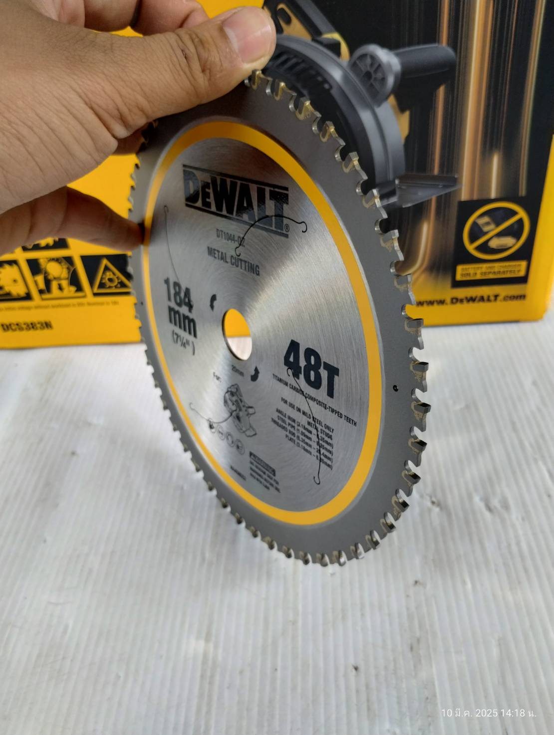DEWALT รุ่น DCS383N-B1 เลื่อยวงเดือนตัดโลหะไร้สาย 20V Max XR ไร้แปรงถ่าน 7-1/4" (เฉพาะตัวเครื่อง)