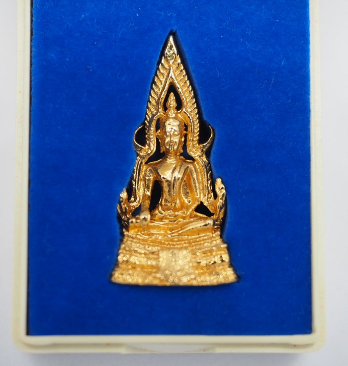 พระสมเด็จองค์ปฐม รุ่น 3 พระราชพรหมยาน วีระ ถาวโร (หลวงพ่อฤาษีลิงดำ) วัดจันทาราม (วัดท่าซุง) จ.อุทัยธานี พุทธาภิเษก ปี 2535 กะไหล่เดิม โค๊ดยันต์นะ จมูกโด่ง กล่องเดิม พระสภาพสวยแชมป์ พร้อมใบประกาศรางวัลที่ 3