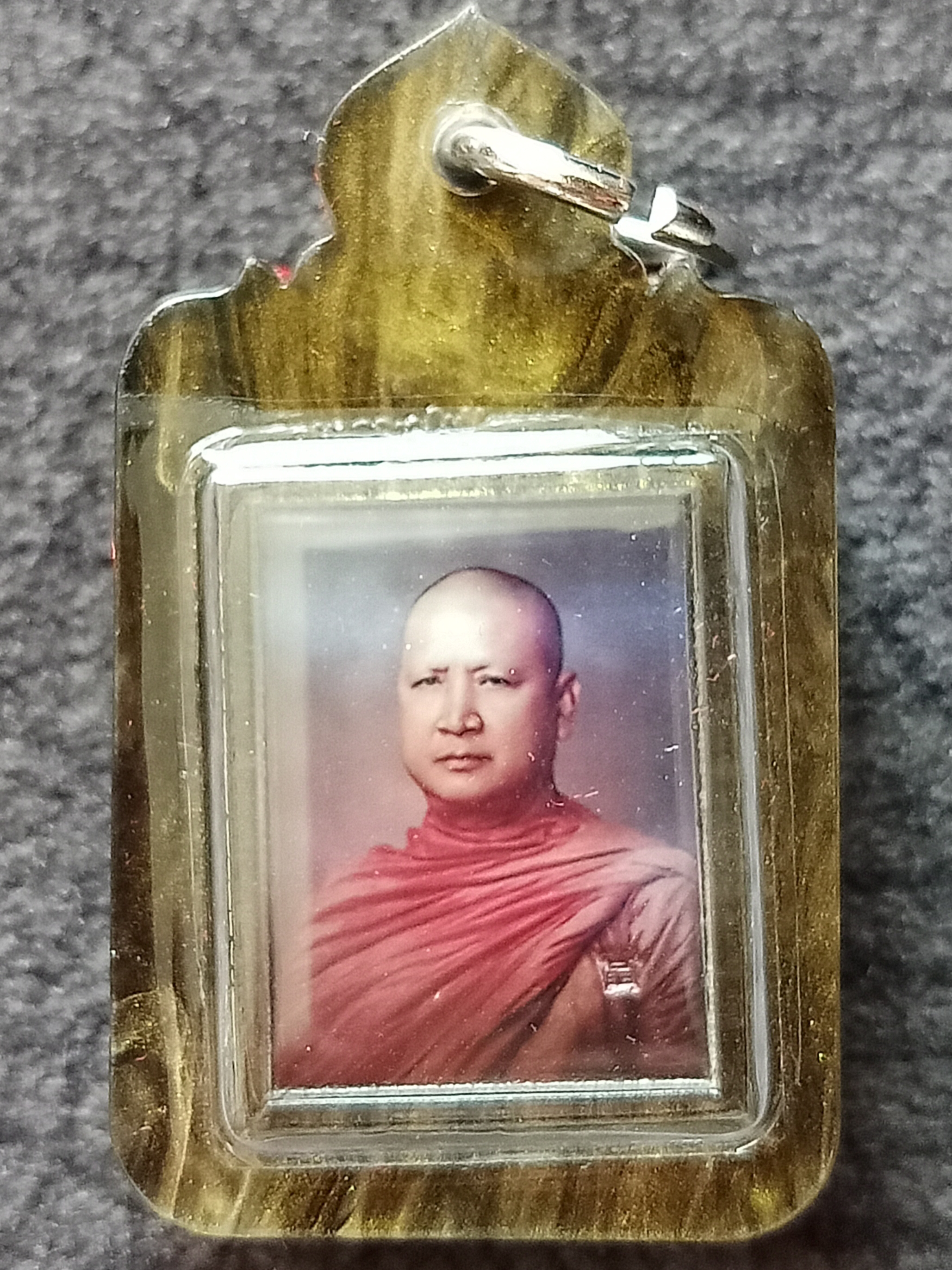 ล๊อกเก็ตรูปถ่ายพระอาจารย์ชาญณรงค์ อภิชิโต บรรจุจีวร มวลสารเก่าที่ทันพระอาจารย์ ประสบการณ์ดีไม่แพ้รุ่นเก่า