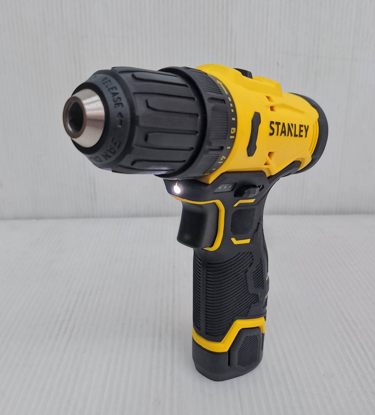 STANLEY รุ่น SCD10D1-B1 สว่านไขควงไร้สาย 12V Max พร้อมแบตเตอรี่ 2.0Ah