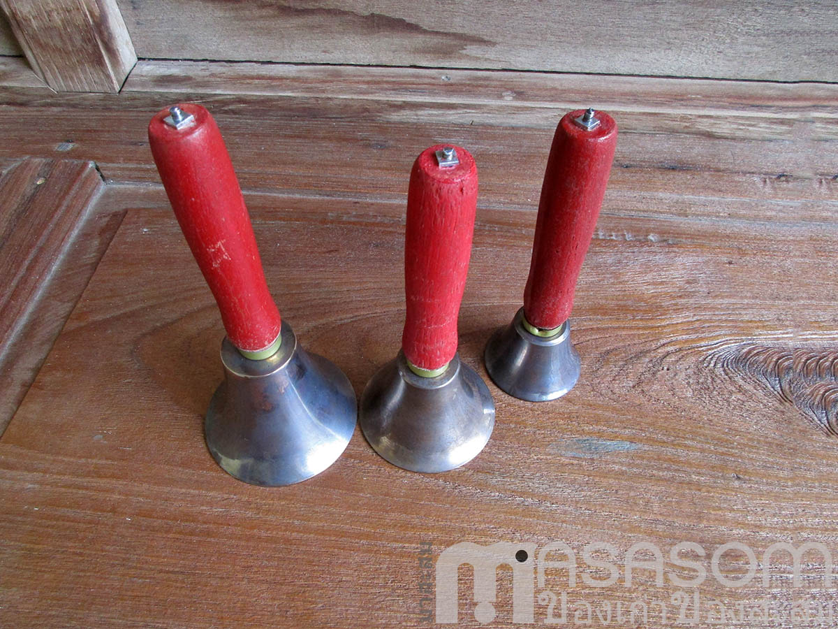 กระดิ่งทองเหลืองด้ามไม้