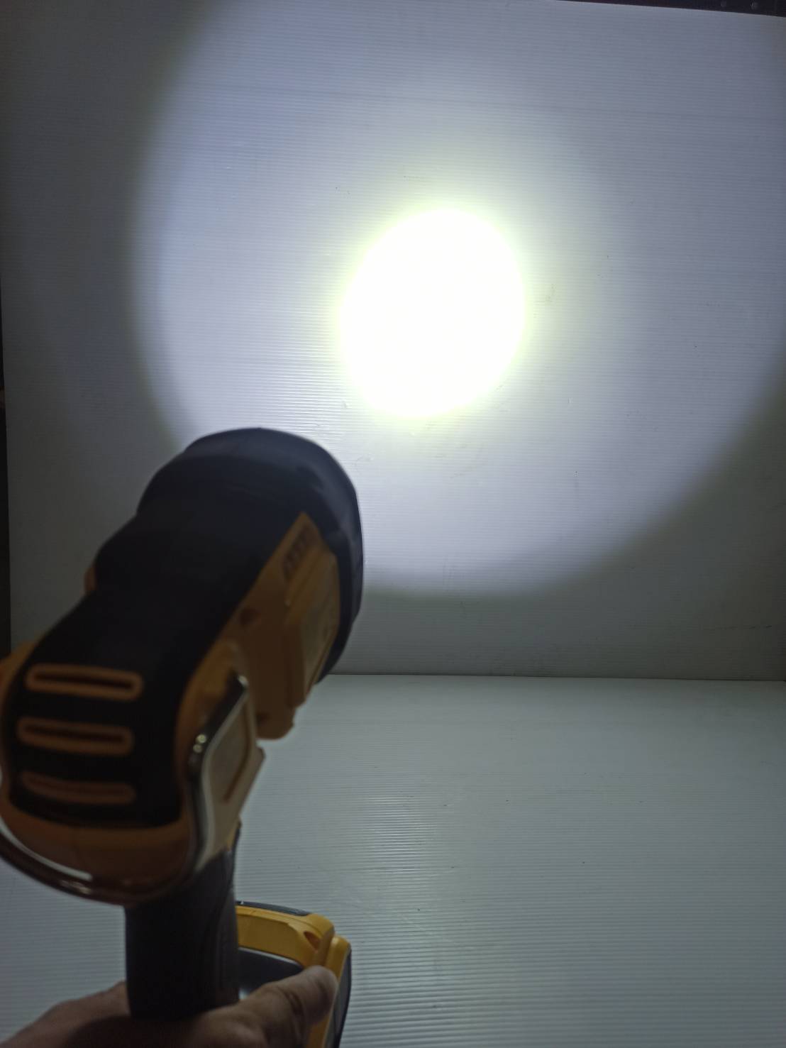 ไฟฉายLED DCL043N DEWALT