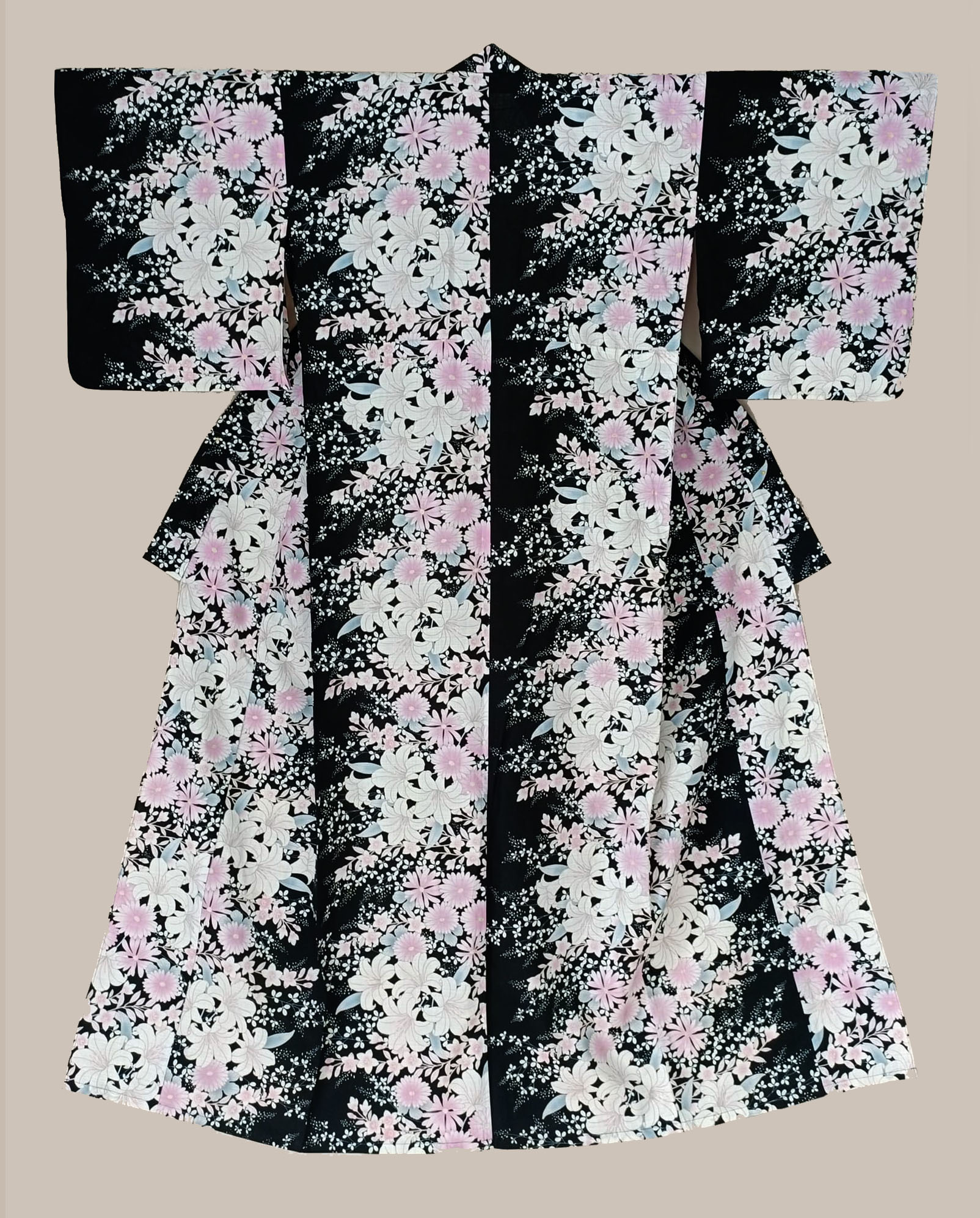 ยูกาตะดำลายดอกไม้สีพาสเทล