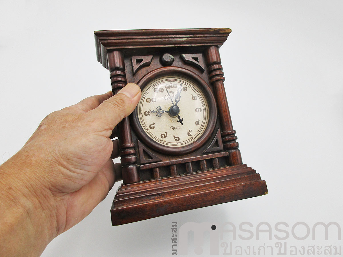 นาฬิกาตั้งโต๊ะไม้เก่า