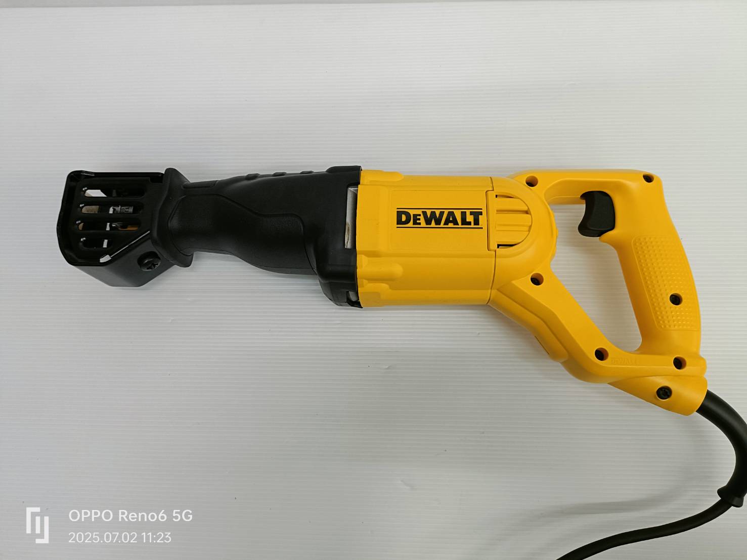 DEWALT ชุดเลื่อยชักไฟฟ้า 1000วัตต์ ใส่ใบ 4 ทิศทาง รุ่น DW304PK-KR