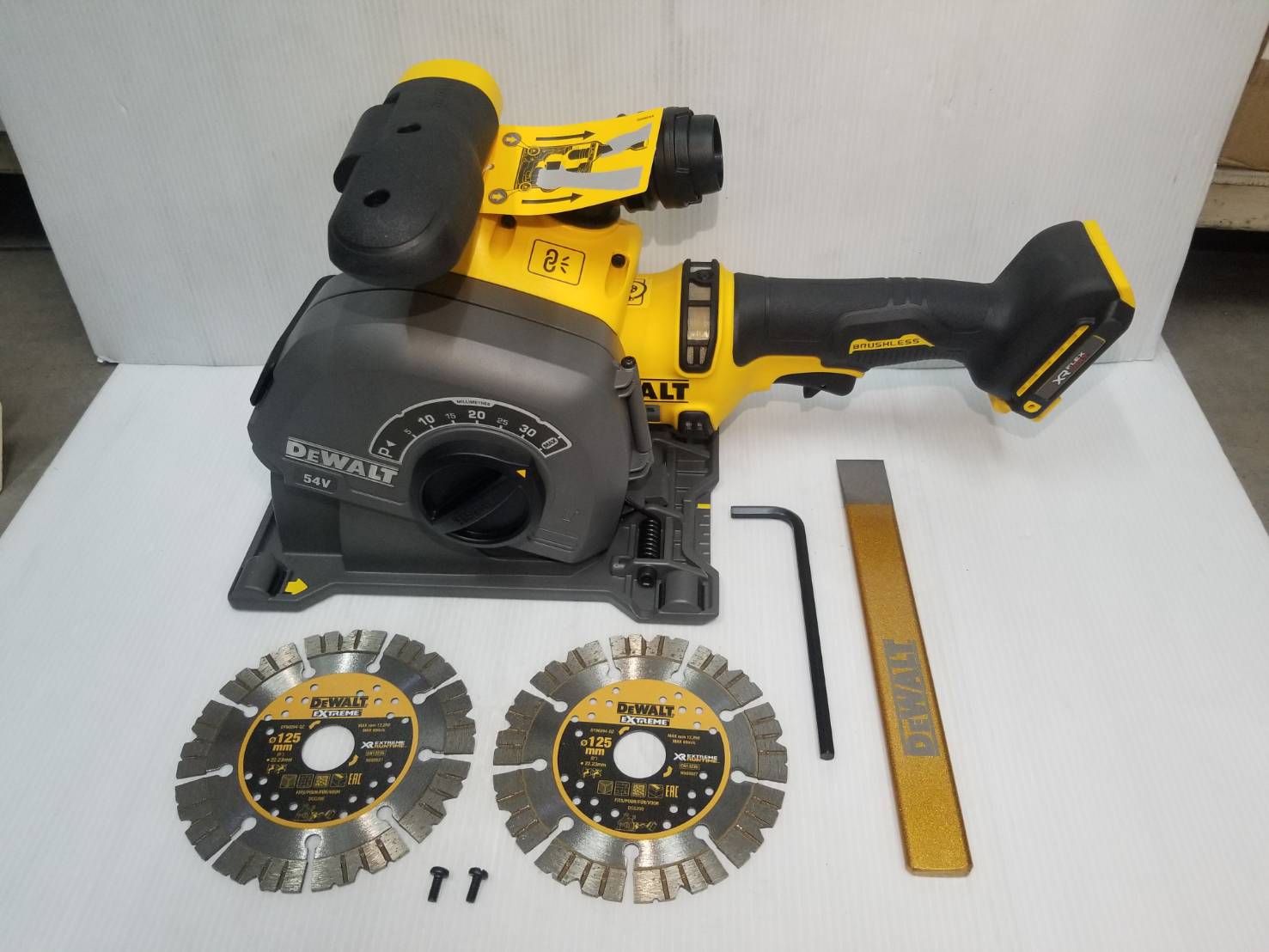 เครื่องเซาะร่องผนัง54V DCG200NT DEWALT