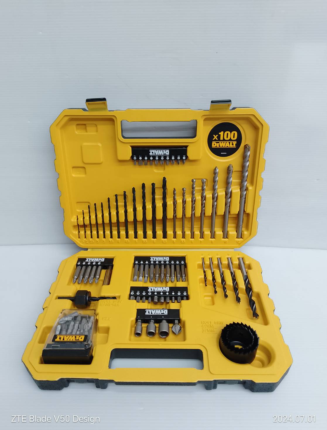 ชุดดอกไขควงและดอกสว่าน 100 ชิ้น DT71566-QZ DEWALT