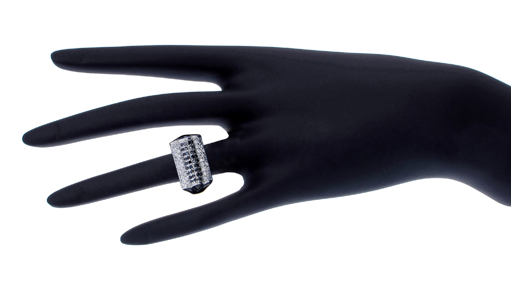 แหวนเงิน ประดับเพชร CZ ดีไซน์โฉบเฉี่ยวทันสมัยควรค่าแก่การครอบครอง ใส่ติดนิ้วได้ทุกงาน เพชรใช้ระบบการฝัง โดยช่างผู้ชำนาญงานและมีประสบการณ์