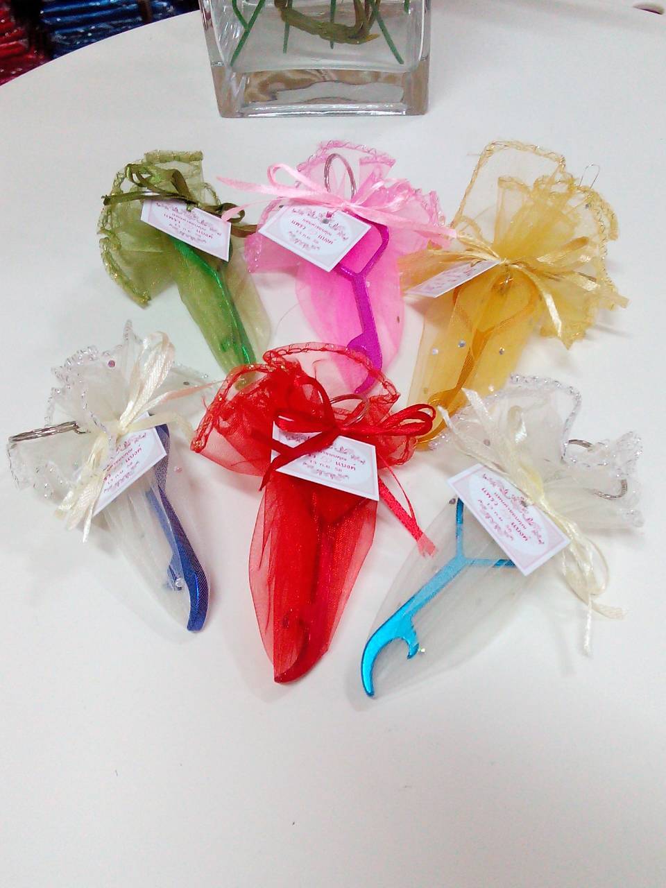 พวงกุญแจที่เปิดขวดเท่ๆ หลากสี มีทั้งใส่ในถุงผ้าแก้ว และในกล่องไม้